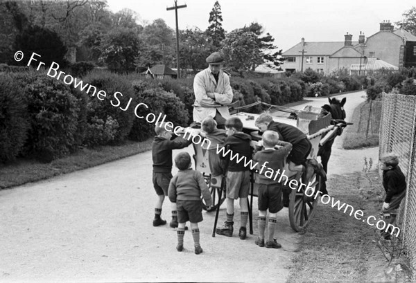 ICE CREAM MAN WITH CHILDREN